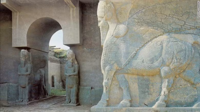 Sau khi chiếm đóng thành phố cổ Nimrud 3.000 năm tuổi ở tỉnh Nineveh (Iraq) hồi năm 2014, các tay súng phiến quân IS đã phá hủy nhiều cổ vật và bức tượng trong thành phố này.