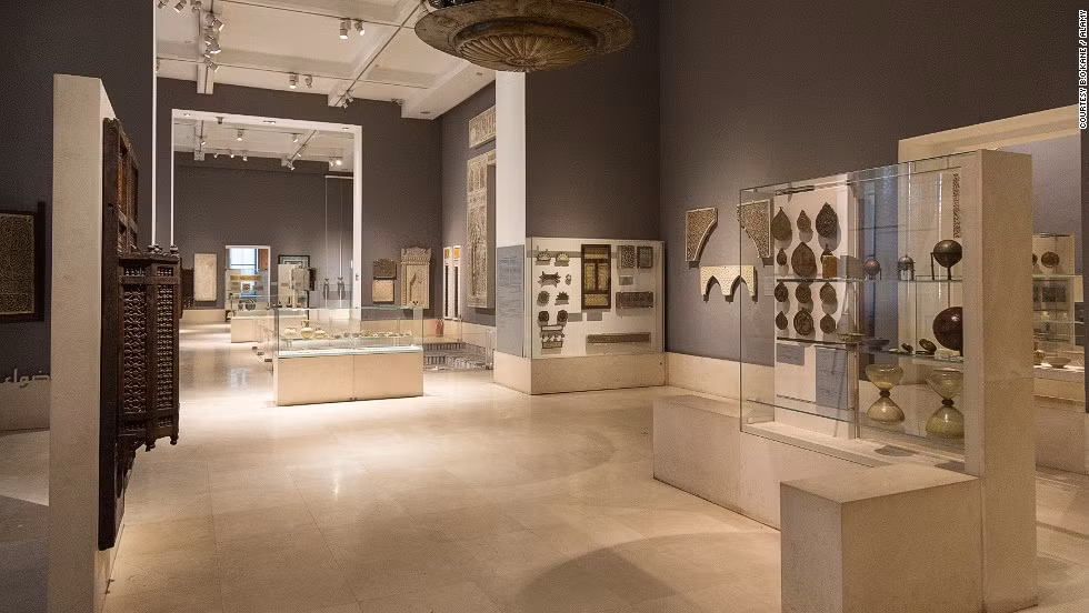 Bảo tàng Nghệ thuật Hồi giáo ở Ai Cập được xây dựng lần đầu tiên vào năm 1881 và được khôi phục trong thời gian gần đây. Ngay sau khi mở cửa trở lại, một vụ đánh bom xe nhằm vào trụ sở cảnh sát gần đó đã khiến bảo tàng bị hư hại và buộc phải đóng cửa lần nữa.