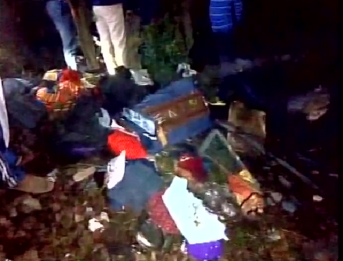 “14 toa tàu bị trật bánh gần Kanpur. Chúng tôi vẫn chưa xác định được chính xác tổng số người thiệt mạng. Công tác cứu hộ đang khẩn trương được tiến hành”, Indian Express dẫn lời một quan chức ngành đường sắt Ấn Độ cho hay.