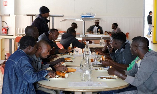 Bữa trưa của những di dân tại trung tâm hôm 3/11.