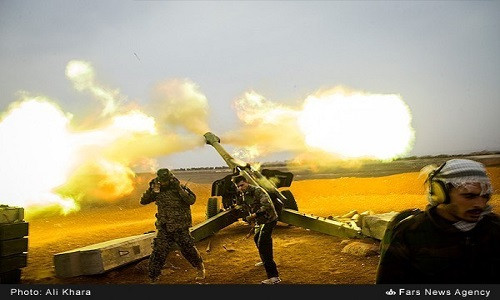 Các lực lượng quân đội Syria giao tranh ác liệt với nhóm phiến quân ở khu vực ngoại ô phía tây nam thành phố Aleppo hôm 4/11.