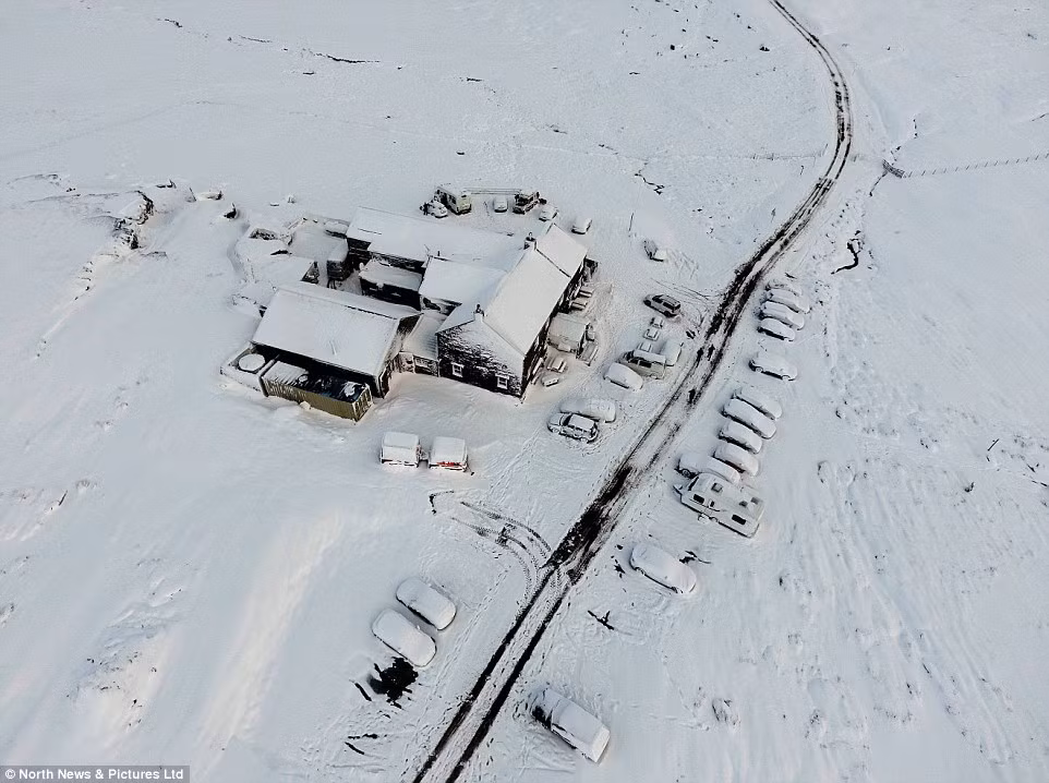 Khoảng 200 người đã bị mắc kẹt trong một quán rượu ở North Yorkshire do tuyết rơi dày khiến các con đường trong khu vực đều bị tuyết “phong tỏa”.