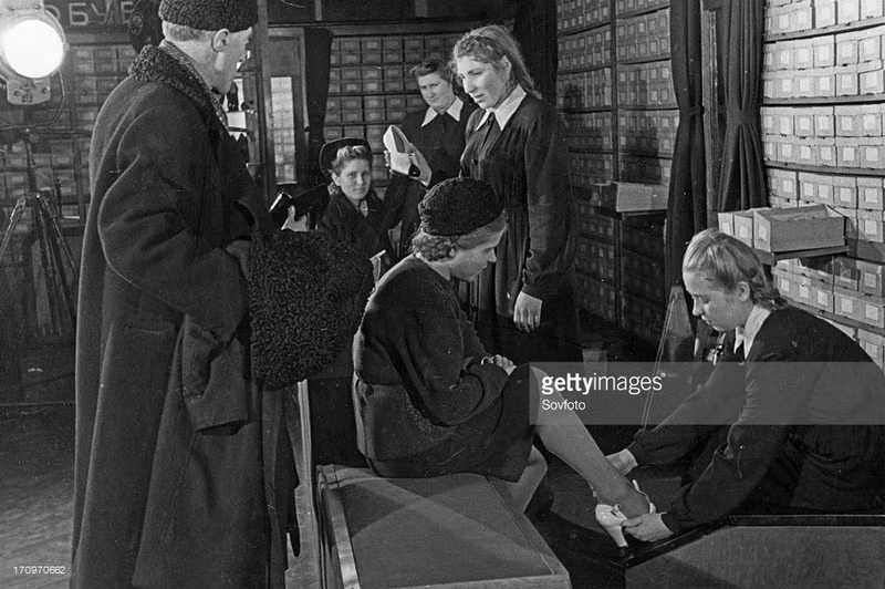 Một cửa hàng giày dép thời Liên Xô. Ảnh chụp trong khoảng thời gian từ năm 1950 đến 1960.