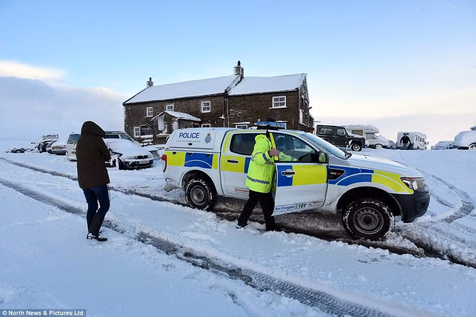 Cảnh sát được triển khai tới quán rượu ở Tan Hill Inn, North Yorkshire, để đưa người dân ra khỏi khu vực.