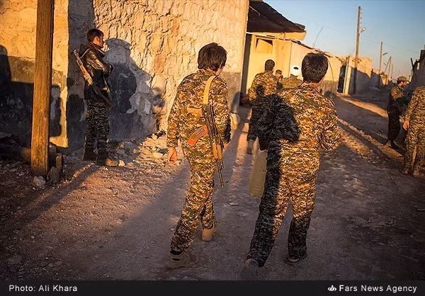 Lực lượng chính phủ Syria tuần tra trên đường phố Aleppo.