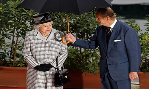 Những cử chỉ âu yếm của Hoàng tế Philip dành cho Nữ hoàng Elizabeth II suốt hàng chục năm qua khiến người đời ngưỡng mộ.