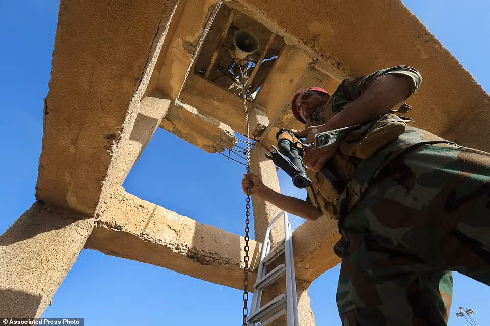 Một binh sĩ Iraq rung chuông trong nhà thờ lần đầu tiên sau hai năm.