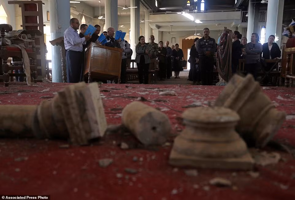 Những mảnh vỡ vương vãi trên nền nhà trong nhà thờ St. Addai.