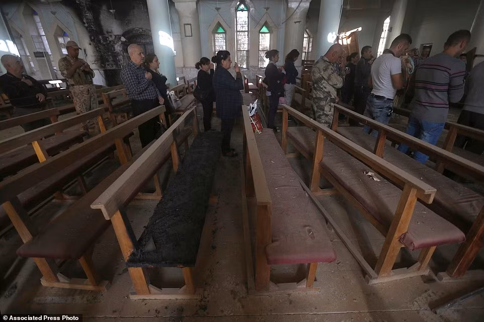 Những người dân Cơ đốc giáo Iraq đã quay về nhà thờ St. Addai ở làng Keramlis, tỉnh Nineveh, lần đầu tiên trong hai năm qua sau khi phiến quân IS tháo chạy khỏi khu vực này. Tuy nhiên, cảnh tượng tan hoang trong nhà thờ khiến họ không khỏi xót xa.