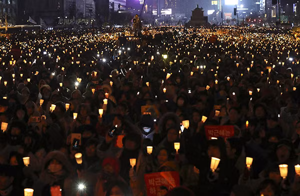 Người dân Hàn Quốc thắp nến biểu tình đòi Tổng thống Park Geun-hye từ chức ở thủ đô Seoul hôm 26/11/2016.