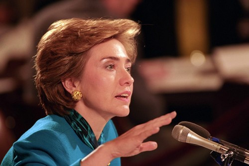 Bà Clinton là người phụ nữ đầu tiên trong lịch sử Mỹ nhận được sự đề cử từ một đảng chính trị lớn ra tranh cử tổng thống và có thể trở thành nữ Tổng thống đầu tiên của nước Mỹ. Ngoài ra, bà còn là Đệ nhất phu nhân Mỹ đầu tiên có bằng sau đại học, giành giải thưởng Grammy,...