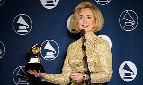 Bà Hillary Clinton đã nhận được giải thưởng Grammy năm 1997 với phiên bản sách nói của cuốn “It Takes a Village: And Other Lessons Children Teach Us” do chính bà viết năm 1996. (Nguồn ảnh: Wonders List).