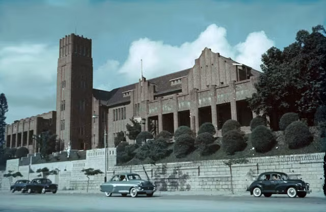 Quang cảnh bên ngoài ngôi trường Maryknoll Convent hồi đầu những năm 1960.