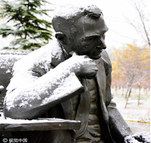 Một bức tượng bị tuyết phủ trắng xóa tại khuôn viên trường Đại học Khoa học và Công nghệ Sơn Đông thuộc thành phố Thanh Đảo, tỉnh Sơn Đông, ngày 22/11.