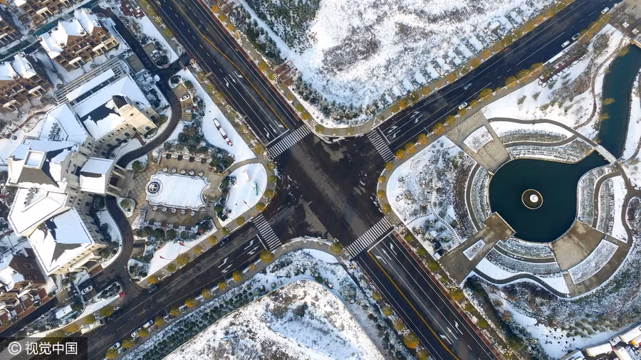 Quang cảnh Công viên Beihai ở Hứa Xương, tỉnh Hà Nam, trong bức ảnh chụp từ trên cao ngày 23/11. Đợt tuyết rơi đầu mùa đã khiến nhiều khu vực ở Trung Quốc chìm trong giá rét.