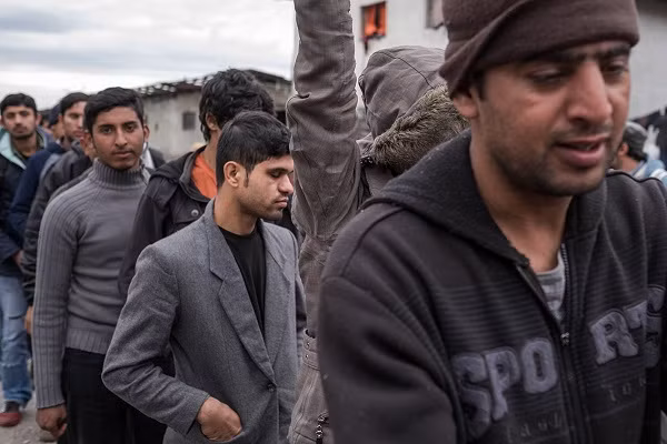 Theo Cao ủy Nhân quyền Liên Hợp Quốc, khoảng 150 người tị nạn tới Serbia mỗi ngày qua Bulgaria hoặc Macedonia. Ảnh: Những người tị nạn xếp hàng phía sau một nhà ga ở Belgrade để nhận đồ ăn được phân phát miễn phí.