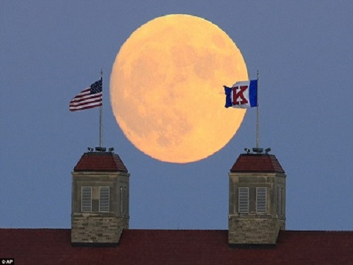 Siêu mặt trăng trên bầu trời Lawrence, Kansas, ngày 14/11. Ảnh: AP.