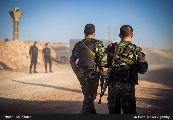 Các binh sĩ Syria tuần tra trên một con đường ở Aleppo.