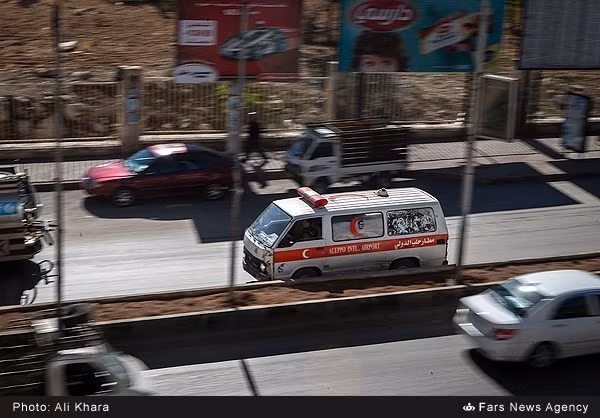 Những chiếc ô tô hối hả đi trên đường phố Aleppo.