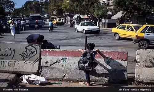 Một bé trai Syria trên đường tới trường ở thành phố Aleppo.