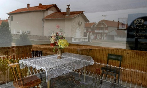 “Khi tôi kết hôn cách đây 40 năm trước, chỉ có một vài ngôi mộ lớn được xây dựng. Hãy nhìn khu nghĩa trang bây giờ”, Rajka, một phụ nữ lớn tuổi chia sẻ.