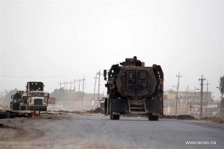 Tuy nhiên, phiến quân IS vẫn chống trả ác liệt bằng cách nã pháo hoặc đánh bom xe tự sát… Ảnh: Lực lượng Iraq ở Gogjali.