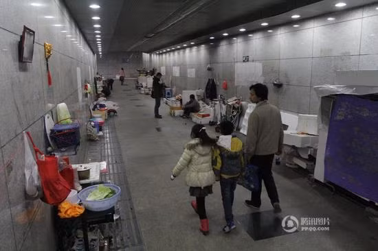 Được biết, các nhà chức trách địa phương đã cử người đến hỗ trợ những người vô gia cư đang sống trong hầm. Tuy nhiên, những người này từ chối và kiên quyết coi hầm đi bộ là nhà của họ. Ảnh: Sina.