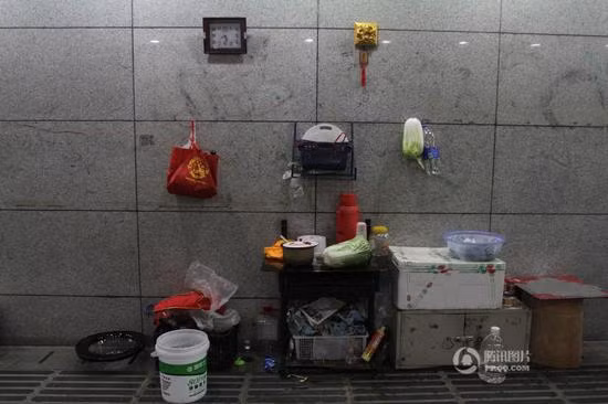 Một số vật dụng của người vô gia cư được bày ra trong hầm. Ảnh: Sina.