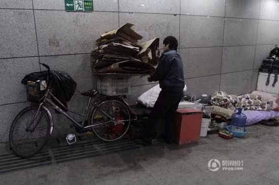 Có thể nói, hầm đi bộ này không khác gì một ngôi nhà tập thể cho những người nghèo khó không nhà cửa. Ảnh: Sina.