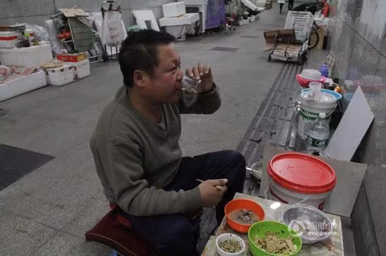 Bữa ăn của một người vô gia cư trong đường hầm đi bộ ở Vũ Hán. Ảnh: Sina.