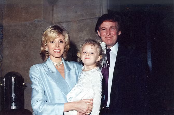 Tỷ phú Donald Trump chụp ảnh cùng người vợ thứ hai, Marla Maples, và con gái, Tiffany, tại Palm Beach, Florida, năm 1996. Trump và Maples ly hôn vào năm 1999.