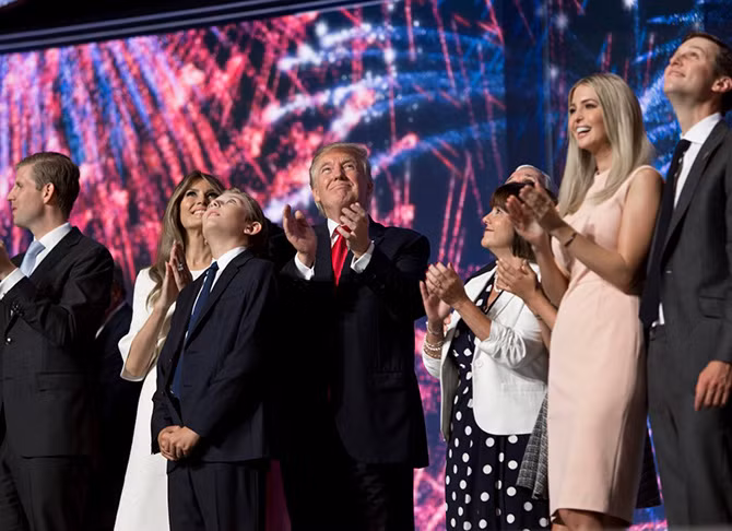  Tỷ phú Donald Trump và gia đình trên khán đài sau khi Đại hội toàn quốc của Đảng Cộng hòa kết thúc tại Cleveland ngày 21/7/2016. (Nguồn ảnh: TIME).