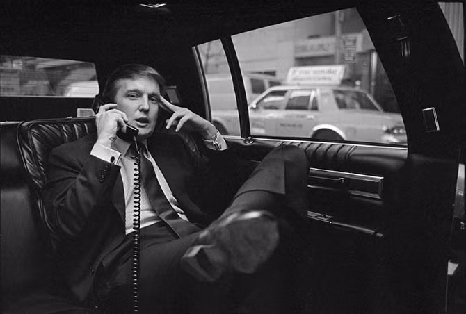 Donald Turmp nói chuyện qua điện thoại khi ngồi trên ô tô ở thành phố New York ngày 18/11/1985. Ông là Chủ tịch kiêm Tổng Giám đốc của The Trump Organization và là người sáng lập Trump Entertainment Resorts.