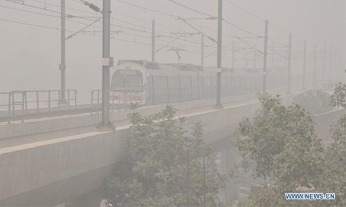 Một đoàn tàu đi giữa không gian mù mịt khói bụi ở Faridabad, ngoại ô thủ đô New Delhi. Ảnh: THX.