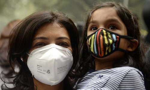 Người dân đeo khẩu trang ở thủ đô New Delhi ngày 6/11. Ảnh: THX.