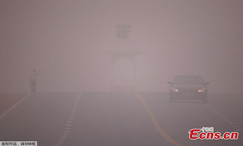 Một chiếc ô tô đi trên con đường mù mịt khói bụi ở thủ đô New Delhi, Ấn Độ, ngày 6/11. Ảnh: ECNS.