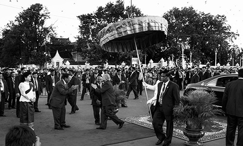 Quốc vương Campuchia Norodom Sihamoni, Thủ tướng Hun Sen cùng phu nhân Bun Rany và các quan chức cấp cao khác cũng tới bờ sông để theo dõi sự kiện này.