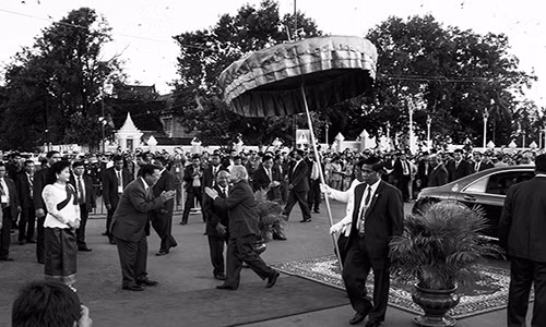 Quốc vương Campuchia Norodom Sihamoni, Thủ tướng Hun Sen cùng phu nhân Bun Rany và các quan chức cấp cao khác cũng tới bờ sông để theo dõi sự kiện này.