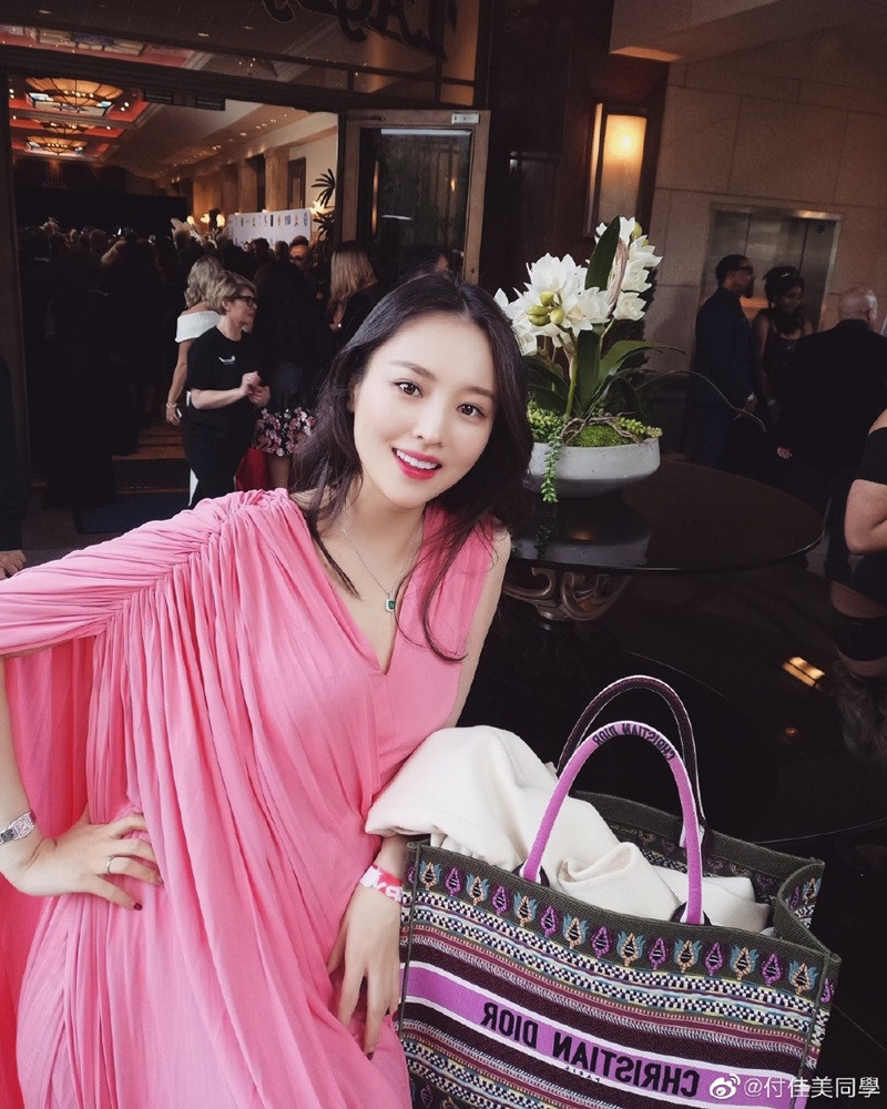 Ngoài ra, Phó Giai Mỹ còn kết hôn với một người chồng giàu có. Kể cả khi mang bầu, cô vẫn được khen rạng rỡ và xinh đẹp.