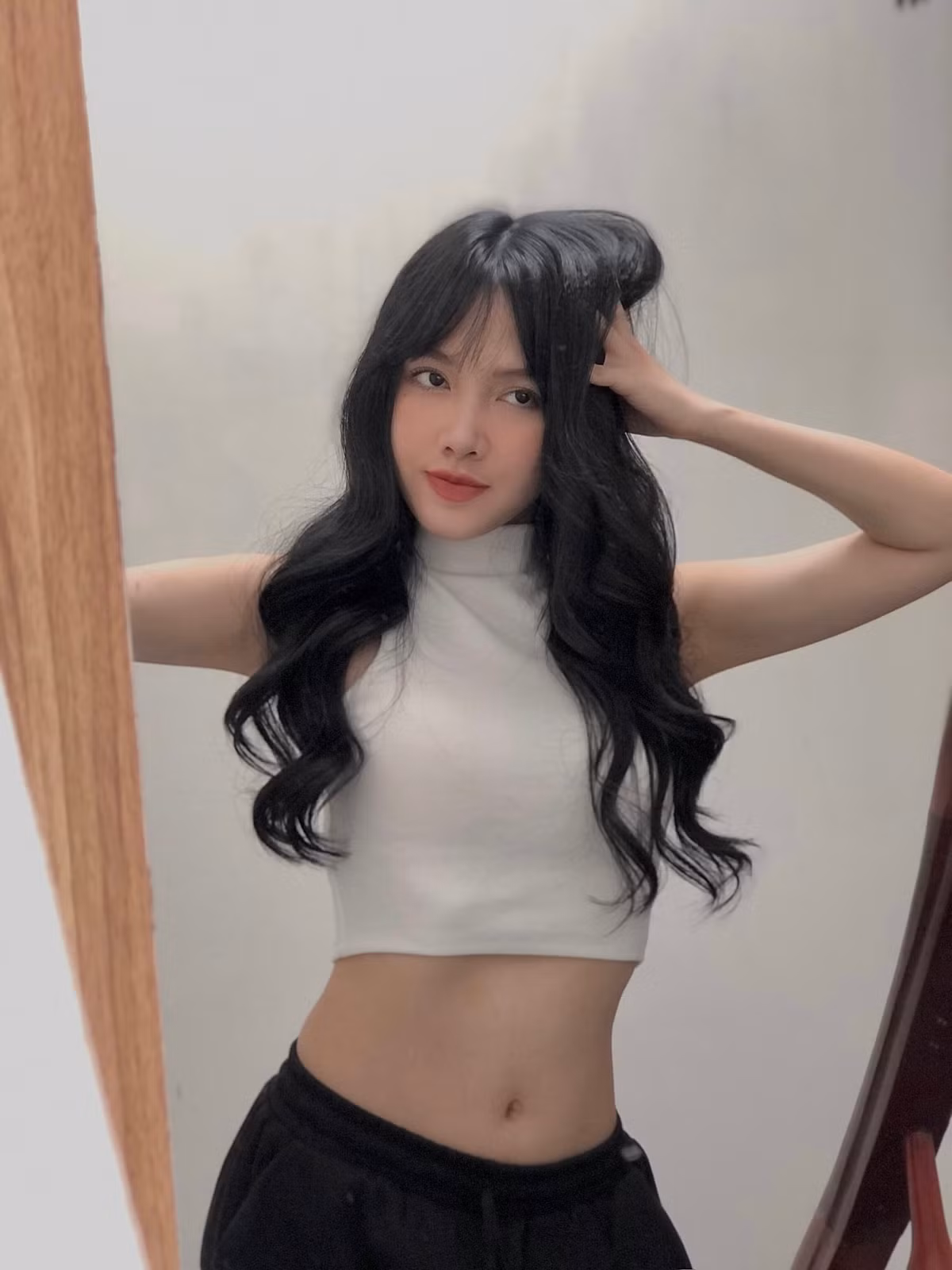 Quế Linh sinh năm 2000, hiện đang là sinh viên trường Đại học Thủ đô Hà Nội. Cô sở hữu ngoại hình nổi bật với đường nét gương mặt hài hòa.