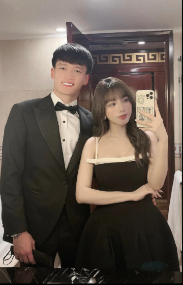 Tiền vệ U23 Việt Nam Nguyễn Hoàng Đức sinh năm 1998 vướng tin đồn hẹn hò với bạn gái hơn một tuổi Nguyễn Gia Hân. Tuy nhiên, mãi đến năm 2020, cặp đôi mới chính thức công khai tình cảm của mình.