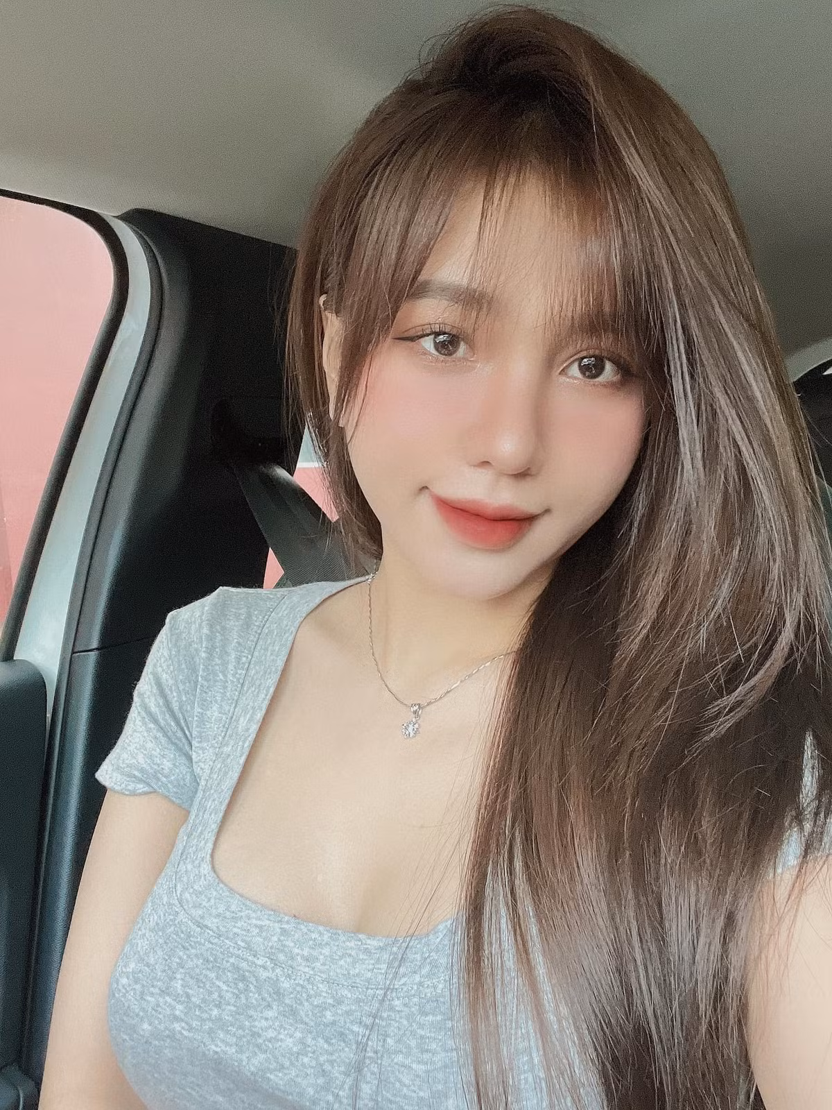 Cư dân mạng thậm chí còn nhận xét rằng người đẹp gốc Đồng Nai là một trong những nàng WAGs nổi tiếng nhất trong làng bóng đá Việt Nam hiện nay.