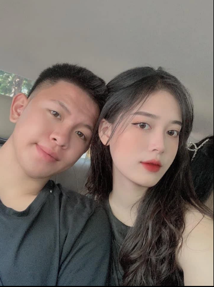 Vợ của hậu vệ Vũ Tiến Long cũng là nhân vật gây chú ý, cô tên là Diễm Quỳnh sở hữu sắc vóc trẻ trung, ưa nhìn dù đã là mẹ một con.