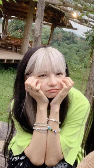 Trong ảnh, cả mắt lẫn mũi của Bùi Thảo Ly đều khá sưng nên việc cô nàng thường xuyên sử dụng khẩu trang, không muốn công khai diện mạo lúc này cũng là điều dễ hiểu.