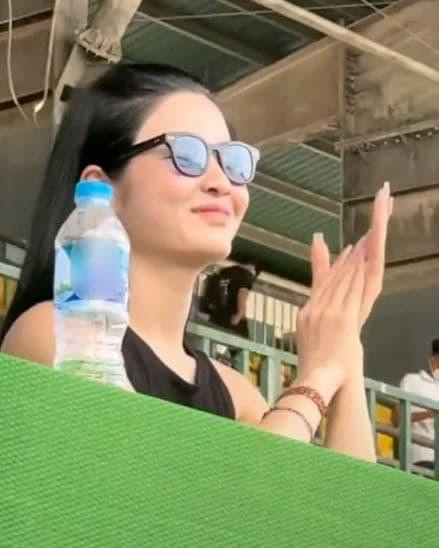 Mới đây netizen bất ngờ chia sẻ khoảnh khắc bạn gái Quang Hải ngồi trên khán đài cổ vũ bạn trai, có lẽ vì không được căn chỉnh góc chụp, lại cộng thêm việc chẳng có cơ hội tạo dáng nên bồ Quang Hải bị dìm nhan sắc.