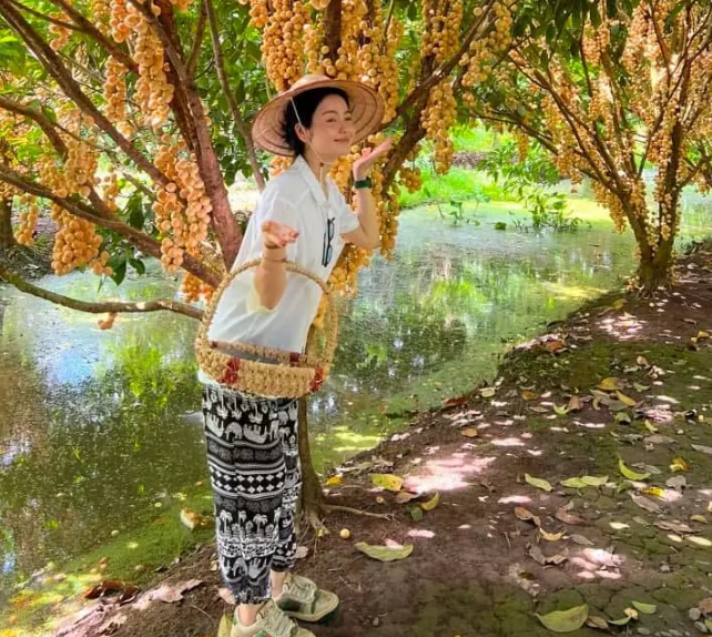 Cụ thể, cô để lộ gò má cao, gương mặt có phần già dặn hơn so với ảnh tự đăng.