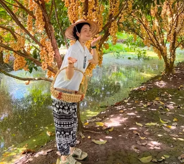 Cụ thể, cô để lộ gò má cao, gương mặt có phần già dặn hơn so với ảnh tự đăng.