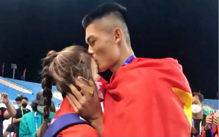 VĐV Nguyễn Tiến Trọng sau khi đã xuất sắc giành được tấm huy chương vàng nội dung nhảy xa với thành tích 7m80, anh tiến về phía bạn gái mình để thực hiện một màn cầu hôn không cầu kì nhưng cực lãng mạn.
