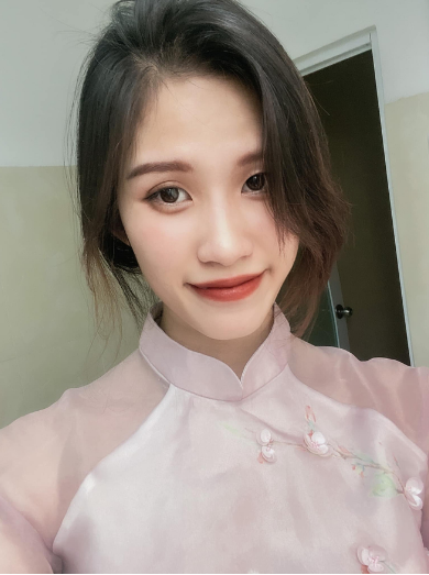 Nữ tuyển thủ cầu mây này từng là cựu học sinh của trường THPT Ernst Thalmann. Khi đang học năm nhất ĐH, cô đã quyết định rẽ hướng đi theo thể thao chuyên nghiệp.