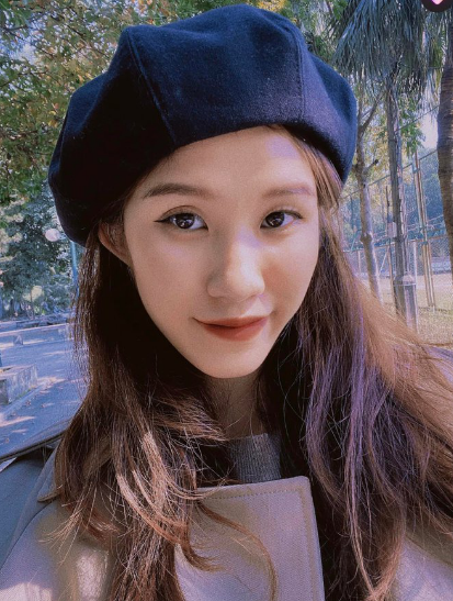 Về phía bạn gái Tiến Trọng - Nguyễn Thị Phương Trinh cũng không hề kém cạnh chút nào. Phương Trinh sinh ra và lớn lên tại Buôn Ma Thuột, tỉnh Đắk Lắk.